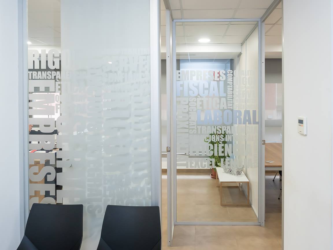 Oficina de asesoría fiscal y laboral atendiendo a empresas y autónomos